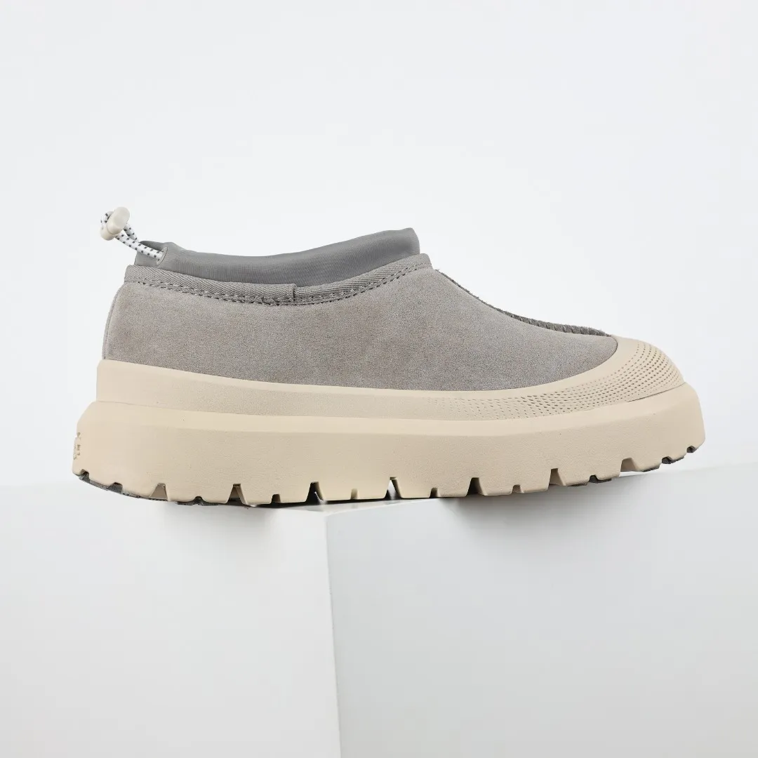 Pick up locally 💰620 Core recommendation Good price Cashmere insoles are a good choice for keeping warm in winter and at home. In the new year, uug launched a series of styles, which are partially geared towards the preferences of young consumers and are also at the forefront of fashion trends. Shoe body material Water-repellent coated suede upper 17mm UGGPURE™ implanted wool insole Lightweight non-slip comfortable rubber outsole With brand LOGO Trademark Comes with a full set of packaging Size: 40 41 42 43 44